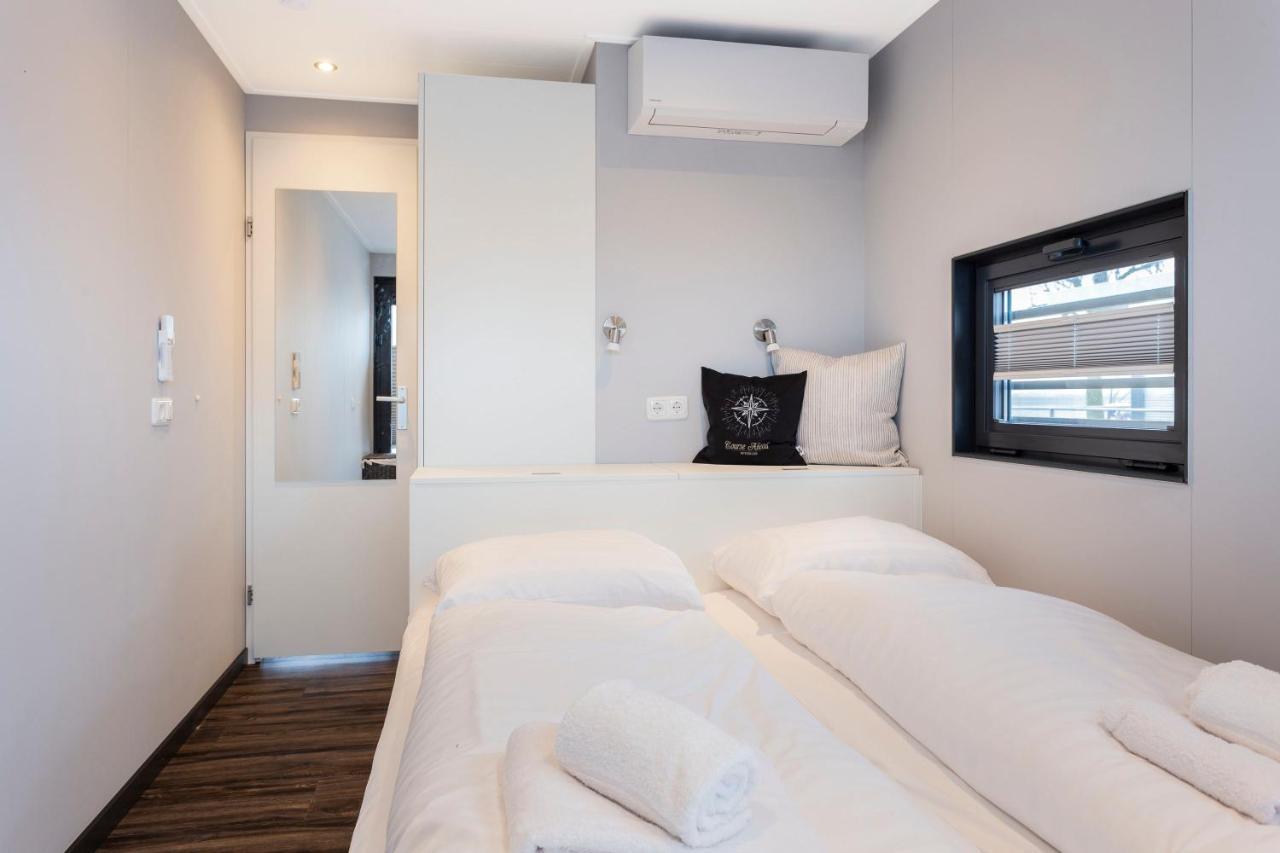 Welcome In - Houseboat 'Elysium' Met Eigen Aanlegsteiger Sneek - Offingawier Exteriör bild