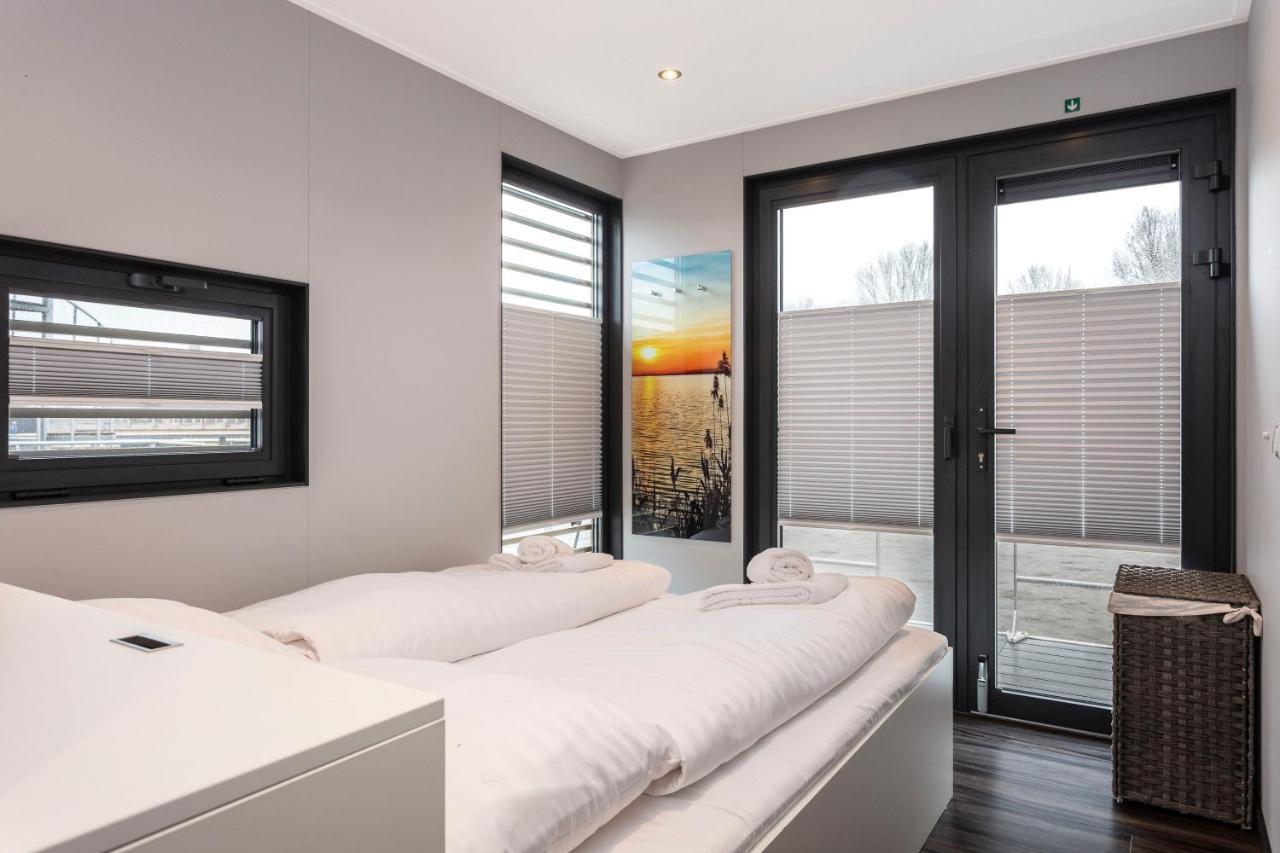 Welcome In - Houseboat 'Elysium' Met Eigen Aanlegsteiger Sneek - Offingawier Exteriör bild