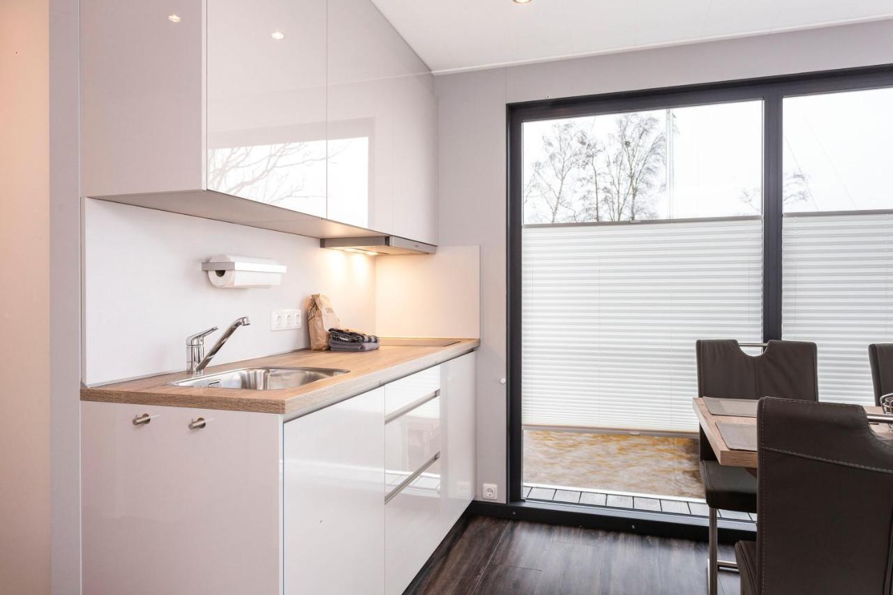 Welcome In - Houseboat 'Elysium' Met Eigen Aanlegsteiger Sneek - Offingawier Exteriör bild