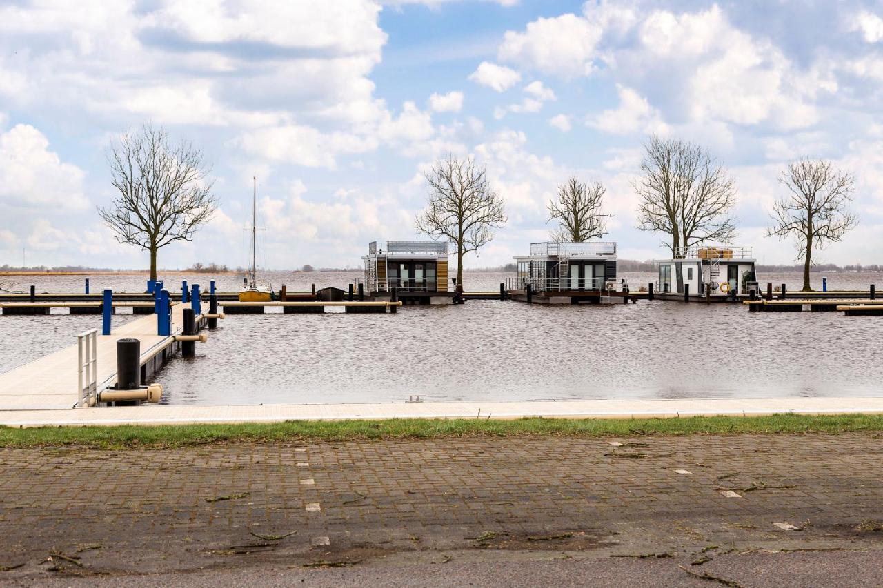 Welcome In - Houseboat 'Elysium' Met Eigen Aanlegsteiger Sneek - Offingawier Exteriör bild
