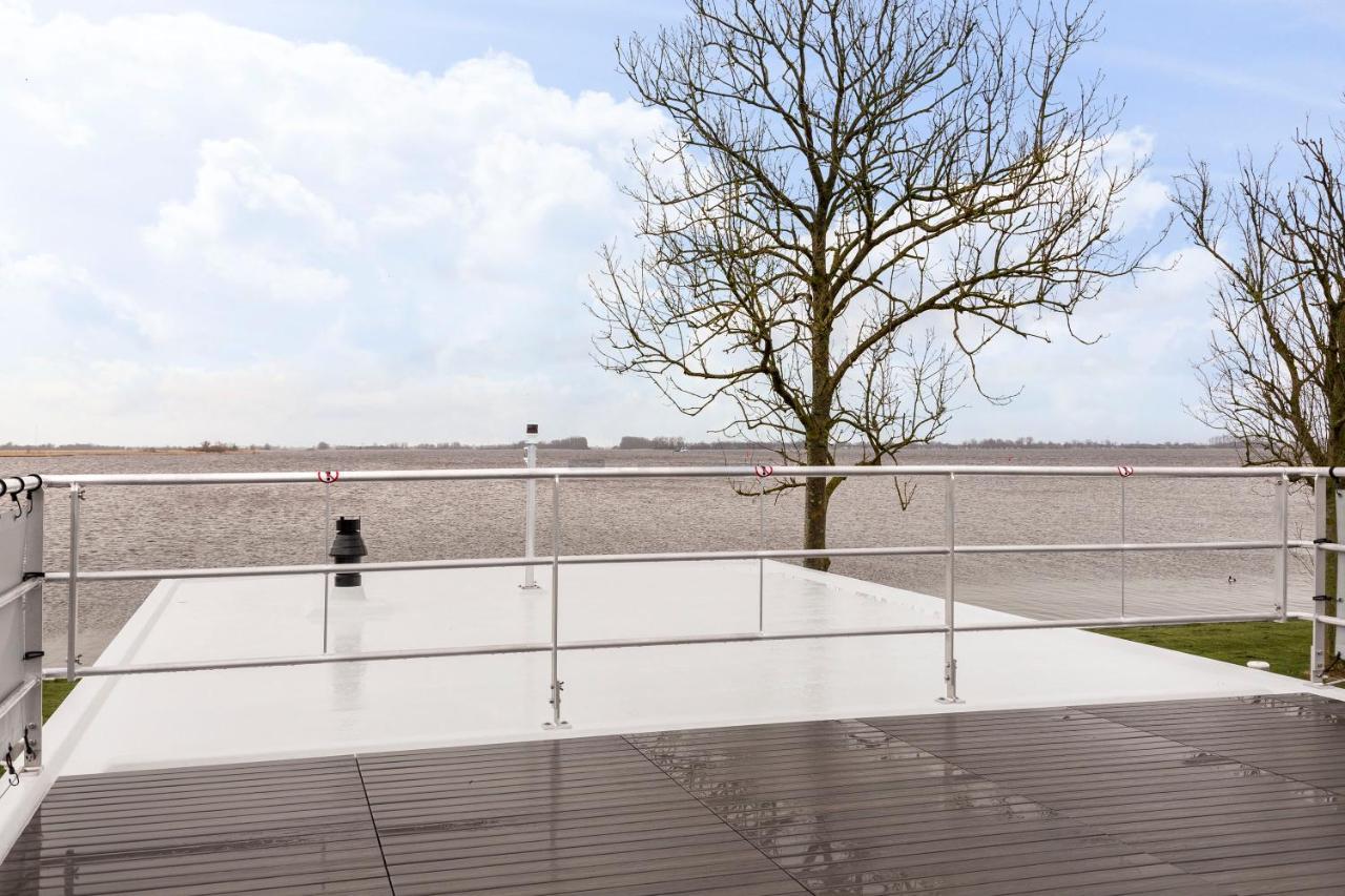 Welcome In - Houseboat 'Elysium' Met Eigen Aanlegsteiger Sneek - Offingawier Exteriör bild