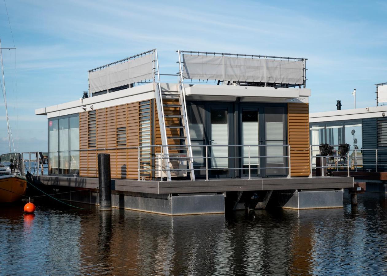 Welcome In - Houseboat 'Elysium' Met Eigen Aanlegsteiger Sneek - Offingawier Exteriör bild