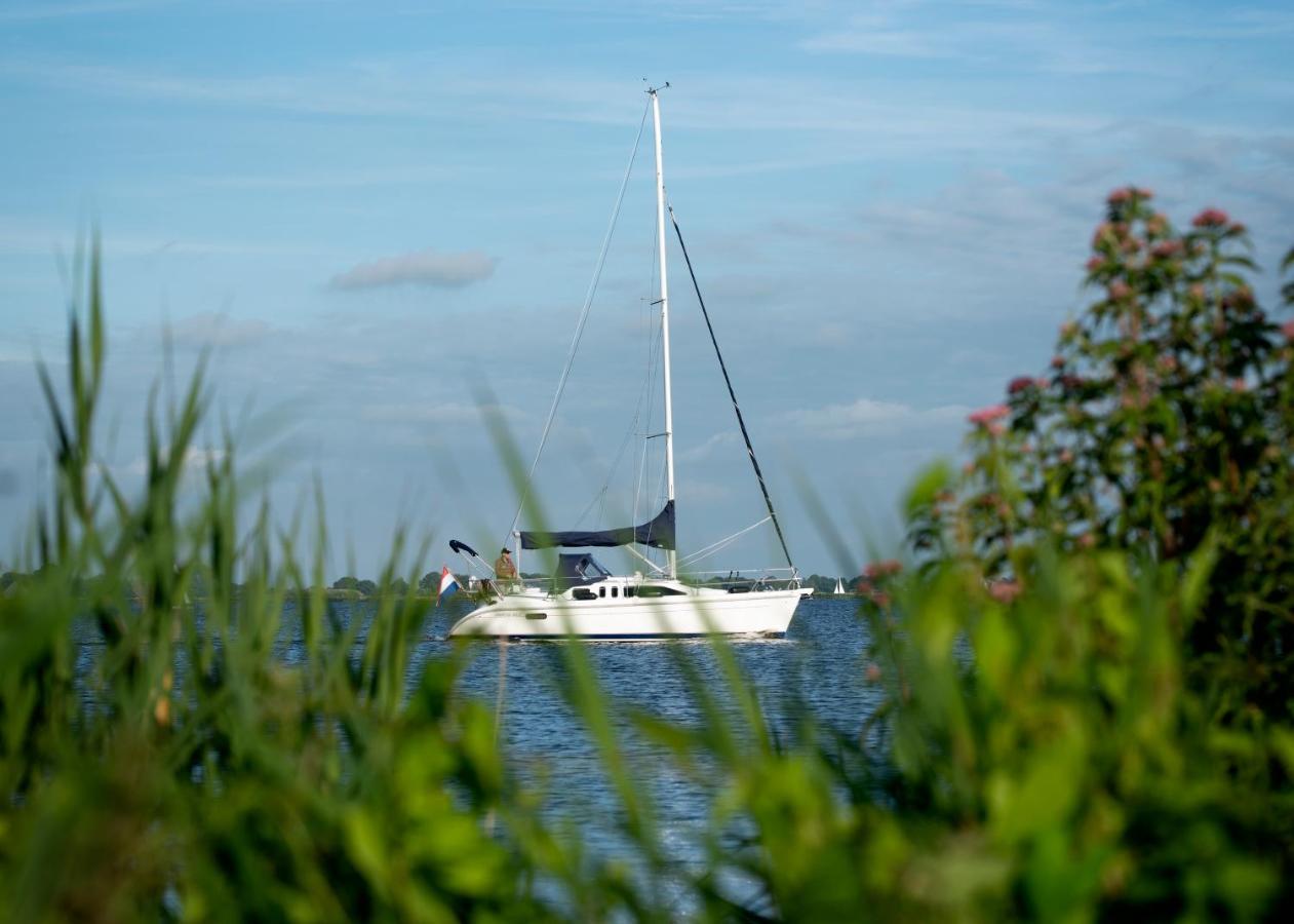 Welcome In - Houseboat 'Elysium' Met Eigen Aanlegsteiger Sneek - Offingawier Exteriör bild