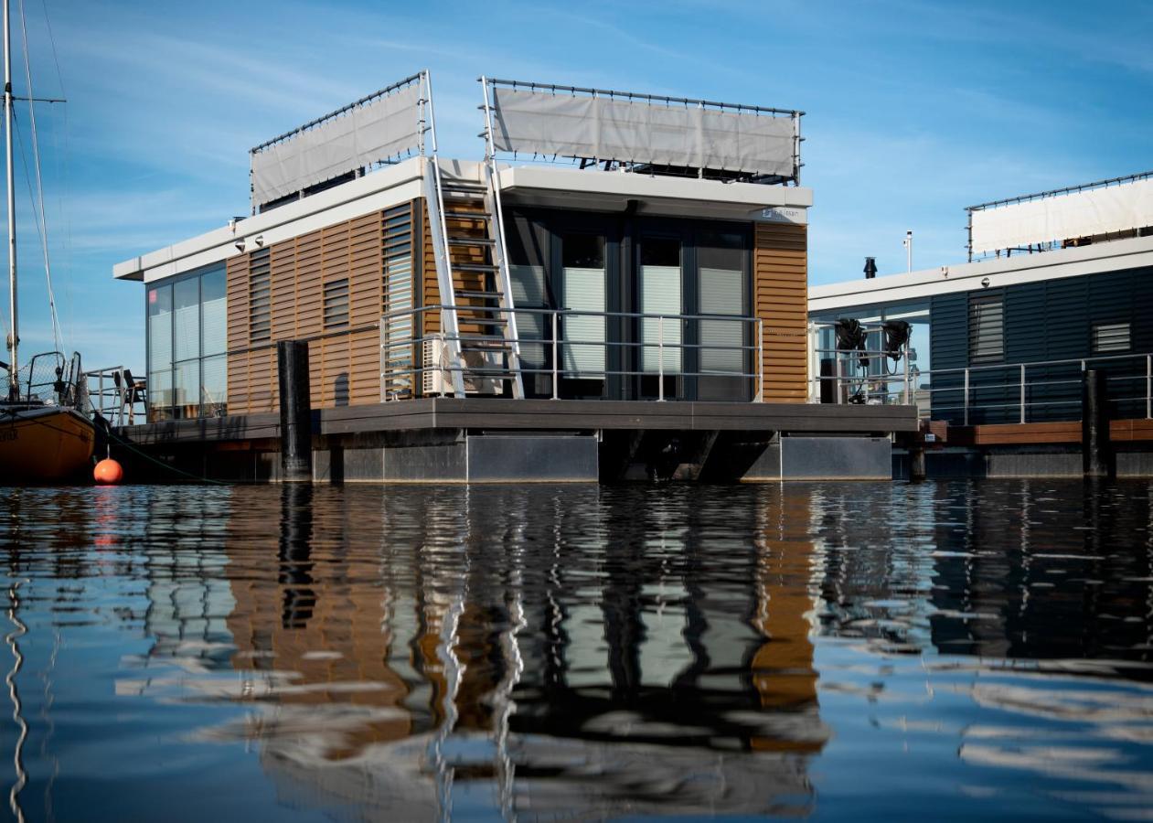 Welcome In - Houseboat 'Elysium' Met Eigen Aanlegsteiger Sneek - Offingawier Exteriör bild