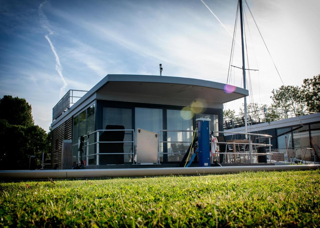Welcome In - Houseboat 'Elysium' Met Eigen Aanlegsteiger Sneek - Offingawier Exteriör bild