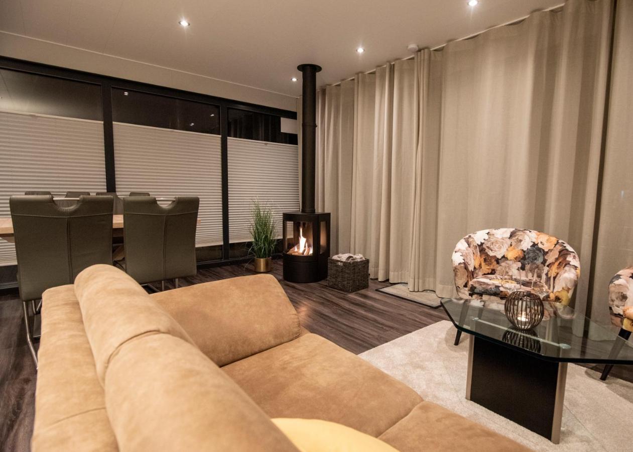 Welcome In - Houseboat 'Elysium' Met Eigen Aanlegsteiger Sneek - Offingawier Exteriör bild