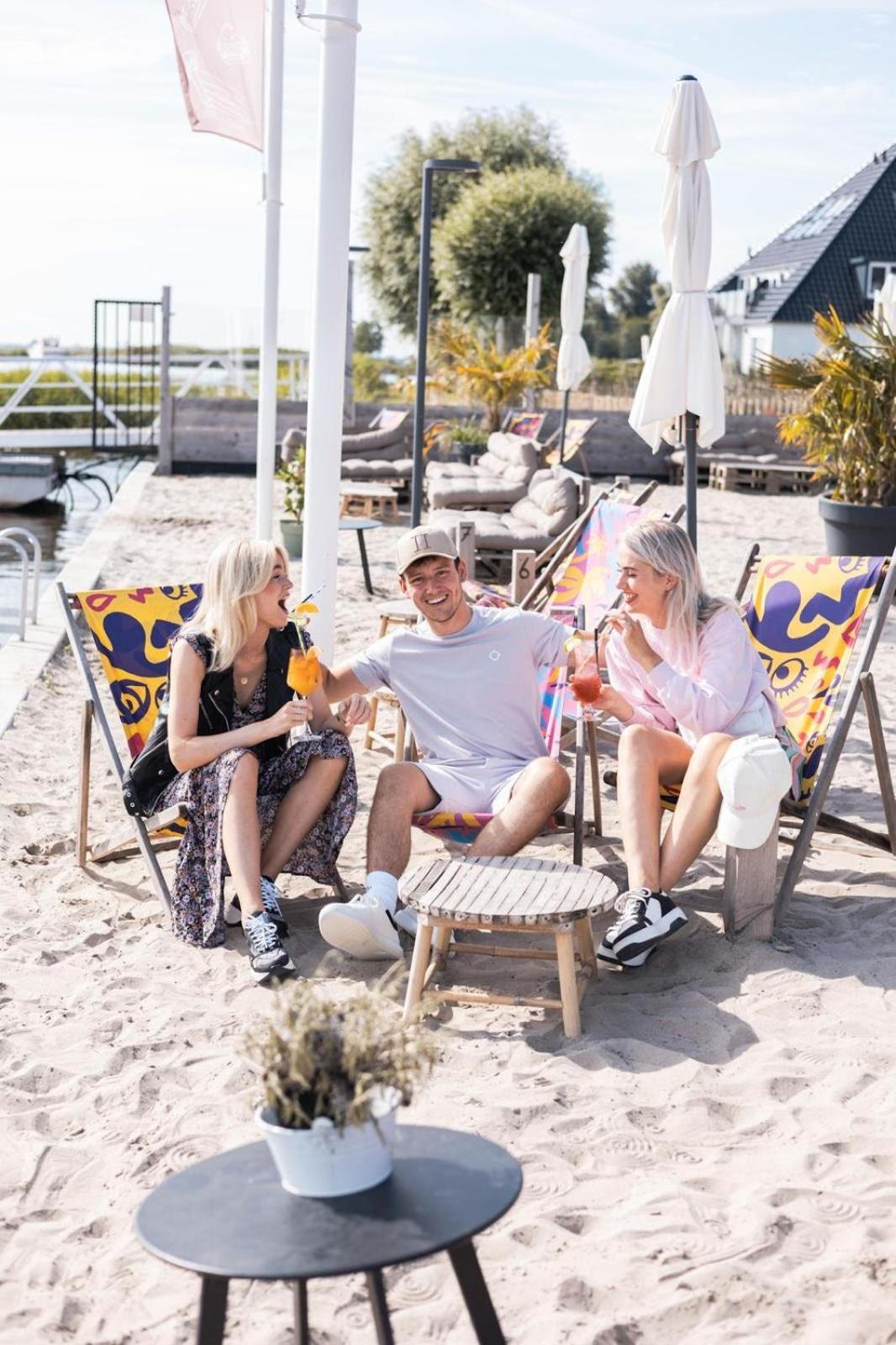 Welcome In - Houseboat 'Elysium' Met Eigen Aanlegsteiger Sneek - Offingawier Exteriör bild