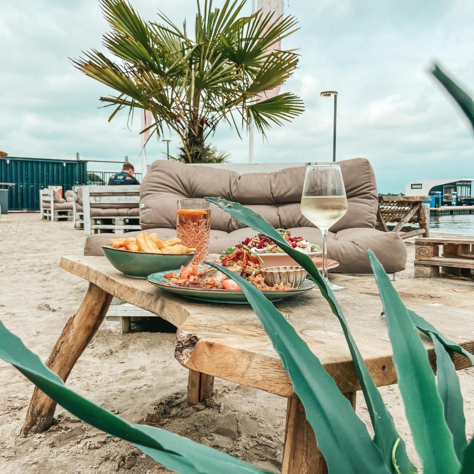 Welcome In - Houseboat 'Elysium' Met Eigen Aanlegsteiger Sneek - Offingawier Exteriör bild