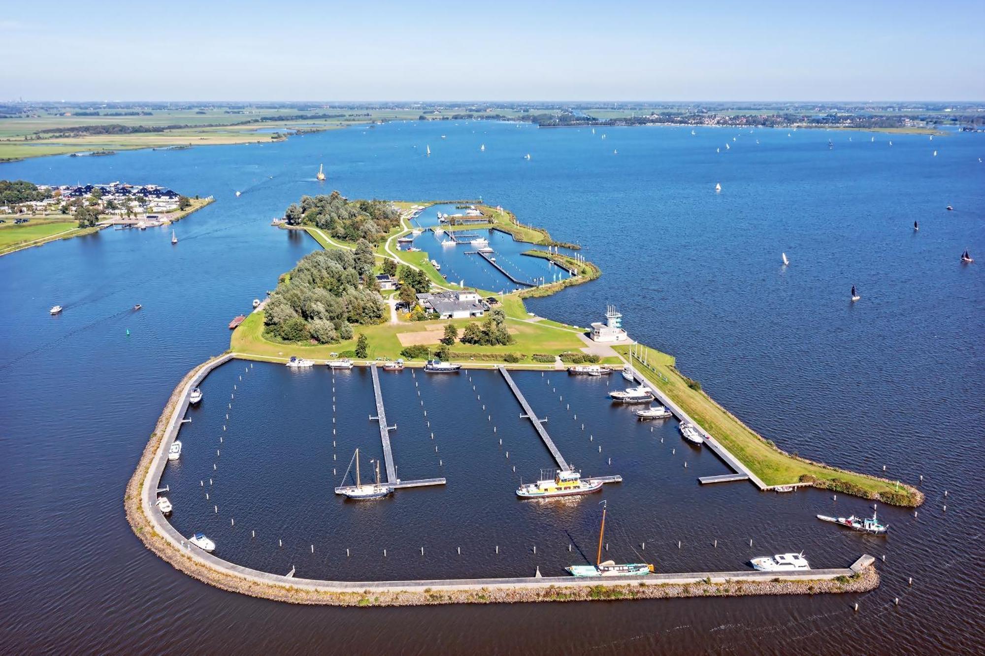 Welcome In - Houseboat 'Elysium' Met Eigen Aanlegsteiger Sneek - Offingawier Exteriör bild